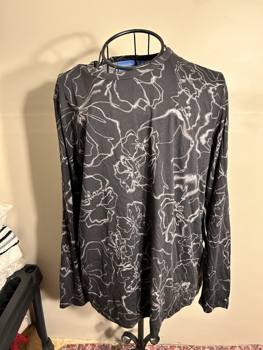 NEW size extra large womans tee t shirt top black print long sleeve